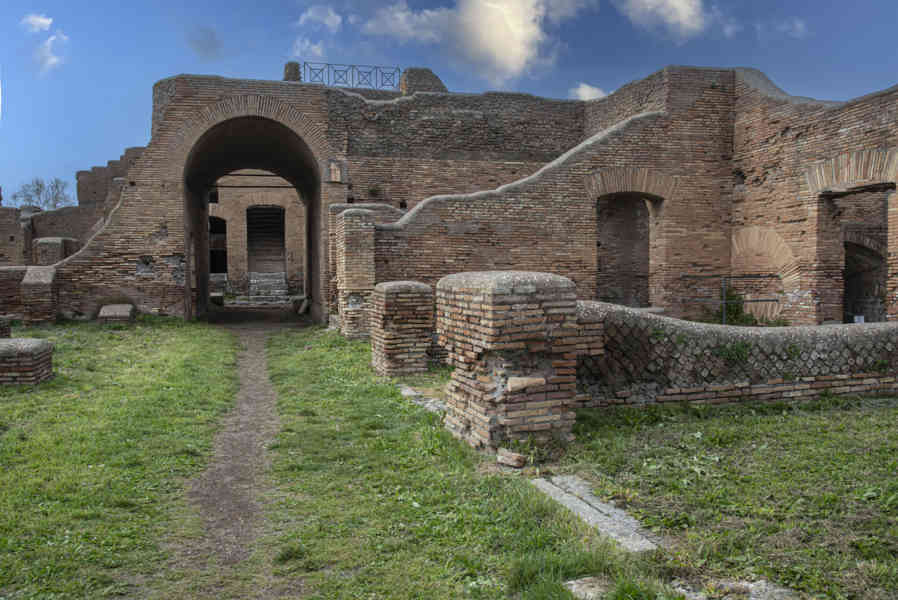 Italia - Ostia 53 - parque arqueológico de Ostia Antica - termas de Neptuno.jpg